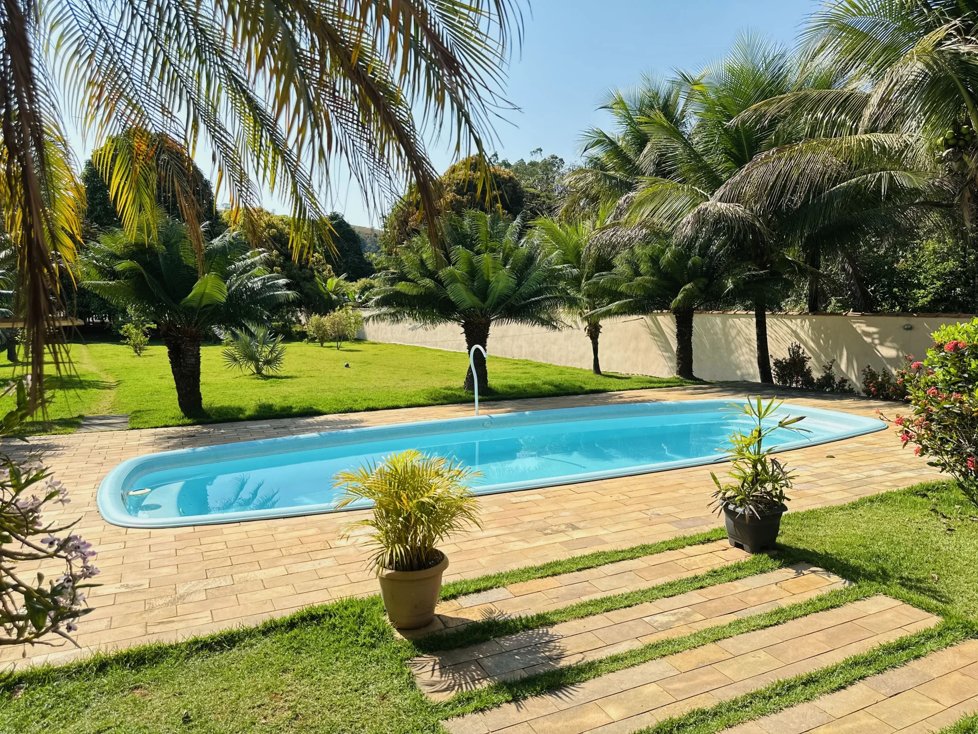 Piscina em dia ensolarado