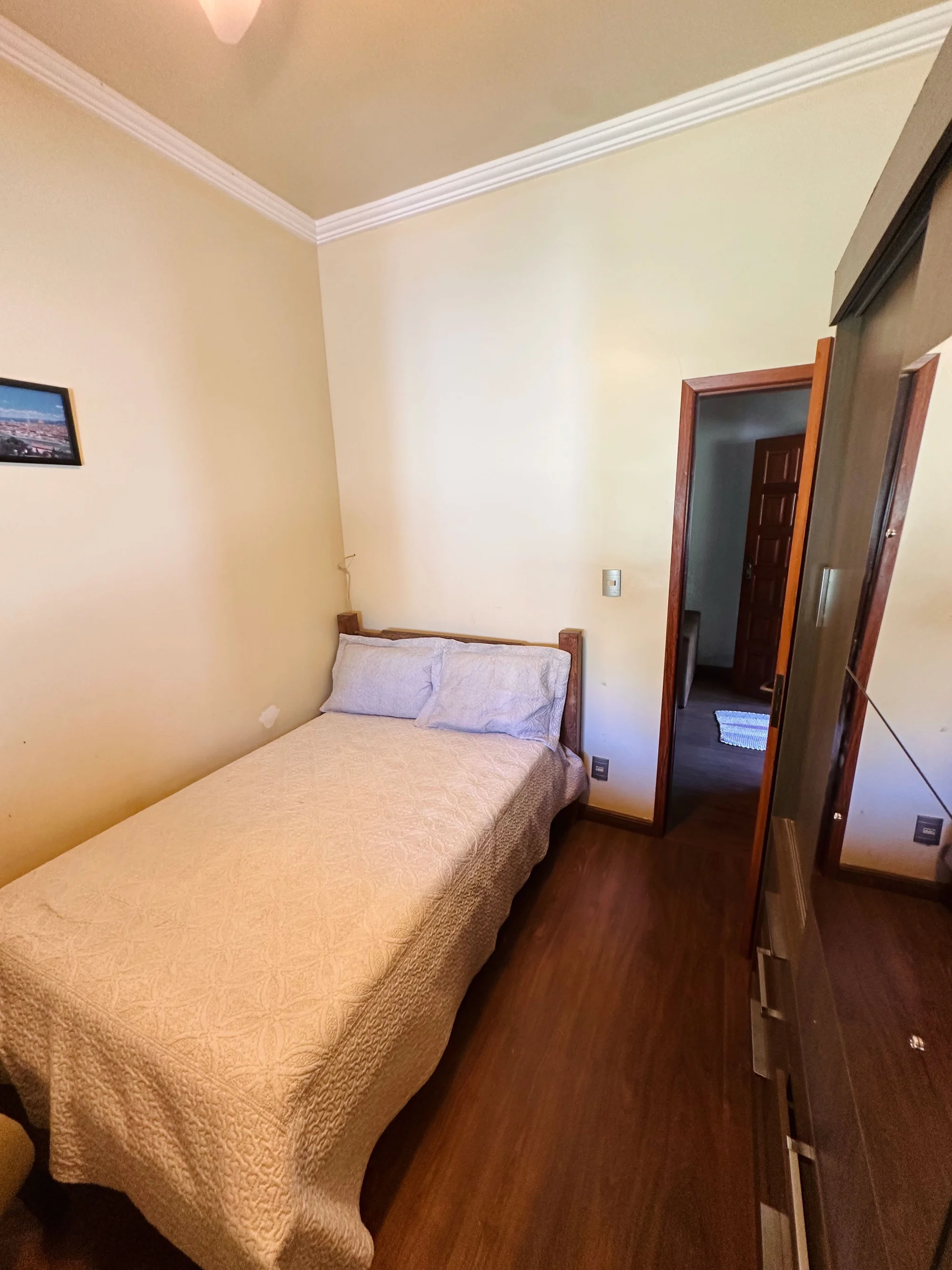Quarto com guarda-roupa